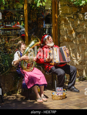 Le Père Noël et son assistante, jouer des instruments de musique et arts de la rue à Noël en Hahndorf, SA, Australie. Banque D'Images