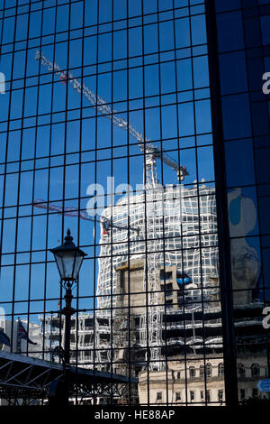 La construction centrale Arena reflétée dans les fenêtres de l'hôtel Hyatt Regency, le centre-ville de Birmingham, UK Banque D'Images