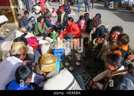 Shigatse (Xigazê) : Les Tibétains célèbrent le festival du Nouvel An tibétain sur le trottoir, Tibet, Chine Banque D'Images