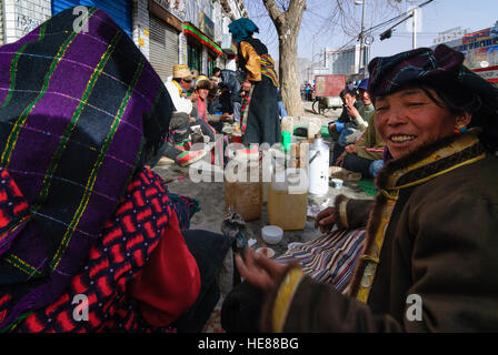 Shigatse (Xigazê) : Les Tibétains célèbrent le festival du Nouvel An tibétain sur le trottoir, Tibet, Chine Banque D'Images