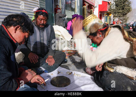 Shigatse (Xigazê) : Les Tibétains célèbrent le festival du Nouvel An tibétain sur le sentier ; jeu de dés, Tibet, Chine Banque D'Images