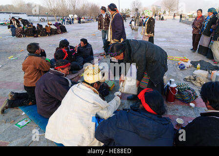 Shigatse (Xigazê) : Les Tibétains célèbrent le festival du Nouvel An tibétain sur le sentier ; Chang (bière d'orge fermenté) soit remplie, Tibet, Chine Banque D'Images