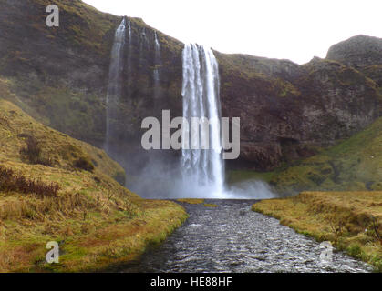 Cascade de Seljalandsfoss puissant au début de l'hiver, l'Islande Banque D'Images