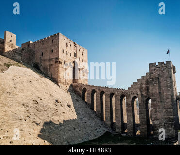 Célèbre ancienne citadelle forteresse gate monument dans le centre de vieille ville d'Alep Syrie par jour Banque D'Images