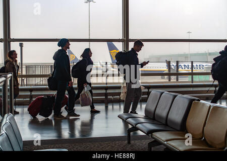 Vacances de Noël la foule à l'aéroport de Stansted pour la maison de vacances escapade avec les avions de Ryanair dans le brouillard, silhouette Banque D'Images