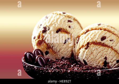 Deux boules de crème glacée à saveur choco chocolat sur Banque D'Images