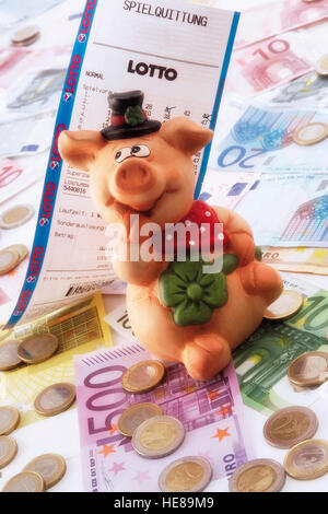 Les porcs, Lucky Charms, assis sur l'introduction des billets avec un billet de loterie Banque D'Images