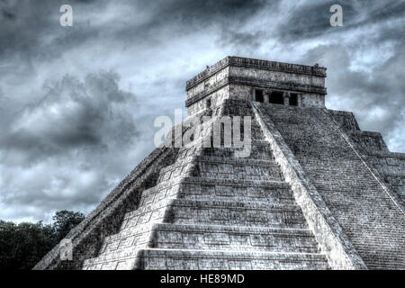 El Castillo, Temple de Kukulcan, étape-pyramide méso-américain, la civilisation Maya pré-Colombienne, HDR, Chichen Itza Banque D'Images
