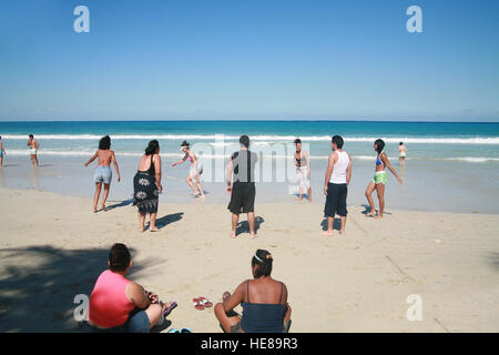 Les cubains profitant de leur temps libre sur la plage Playas del Este, Province de La Havane, Cuba, Amérique Latine Banque D'Images