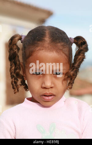 Jeune fille portant ses cheveux en amorces, Trinidad, Sancti-Spiritus Province, Cuba, l'Amérique latine Banque D'Images