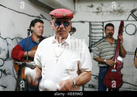 Groupe de salsa jouant dans un bar à Vinales, province de Pinar del Río, Cuba, l'Amérique latine Banque D'Images