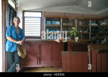 L'homme et la femme dans un magasin à Vinales, province de Pinar del Río, Cuba, l'Amérique latine Banque D'Images