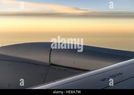 L'abstraction des moteurs et pointe de Boeing Dreamliner de l'aile en vol au-dessus du golfe du Mexique vu contre beau coucher du soleil Banque D'Images