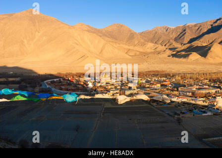 Voir : Samye de hill Hepo Ri sur place et le monastère de tôt le matin ; les drapeaux de prières, Tibet, Chine Banque D'Images