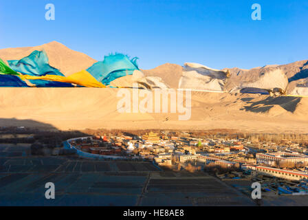 Voir : Samye de hill Hepo Ri sur place et le monastère de tôt le matin ; les drapeaux de prières, Tibet, Chine Banque D'Images