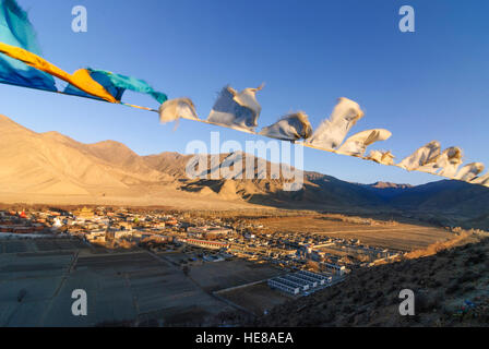 Voir : Samye de hill Hepo Ri sur place et le monastère de tôt le matin ; les drapeaux de prières, Tibet, Chine Banque D'Images