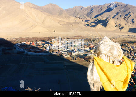 Voir : Samye de hill Hepo Ri sur place et le monastère de tôt le matin ; les drapeaux de prières, Tibet, Chine Banque D'Images