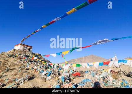 Hill : Samye Hepo ri avec les drapeaux de prières, Tibet, Chine Banque D'Images