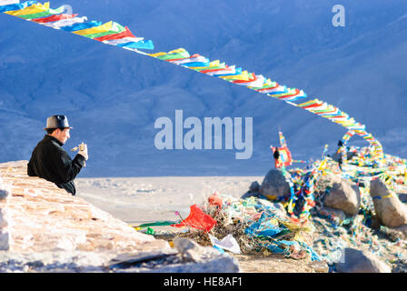Hill : Samye Hepo ri avec les drapeaux de prières, Tibet, Chine Banque D'Images