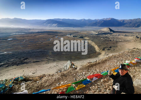 Hill : Samye Hepo ri avec les drapeaux de prières surplombant la vallée de Yarlung Tsangpo (Brahmapoutre), Tibet, Chine Banque D'Images