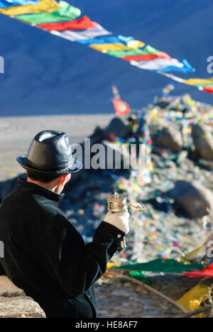 Homme Tibétain Samye : prière, Mill Hill, Hepo ri avec les drapeaux de prières, Tibet, Chine Banque D'Images