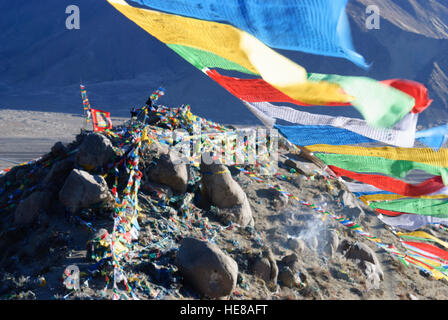Hill : Samye Hepo ri avec les drapeaux de prières, Tibet, Chine Banque D'Images