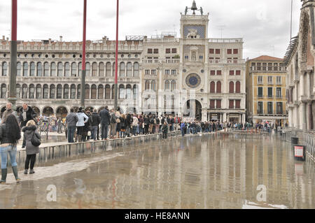 La Place Saint Marc Venise Italie,inondées des allées en utilisation Banque D'Images