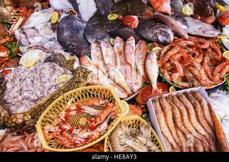 Fruits de mer frais en vente dans les stands de produits frais d'Essaouira Marché marocain Banque D'Images