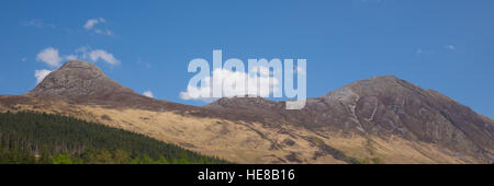 Vue sur les montagnes entourant le village de Glencoe Ecosse Glen Coe UK panorama Banque D'Images