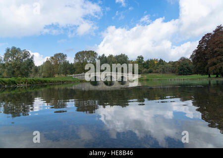 Le pont de pierre traversant le lac à Blenheim Palace Banque D'Images