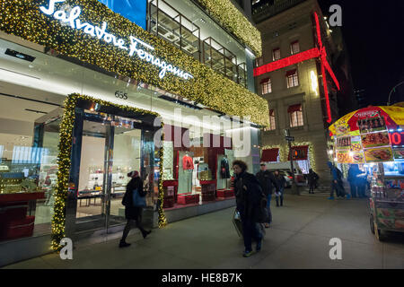 Affichage de Noël magasin Salvatore Ferragamo sur la Cinquième Avenue à Manhattan, à New York le Mardi, Décembre 13, 2016. (© Richard B. Levine) Banque D'Images