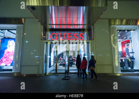 Magasin Guess sur la Cinquième Avenue à Manhattan, à New York le Mardi, Décembre 13, 2016. (© Richard B. Levine) Banque D'Images