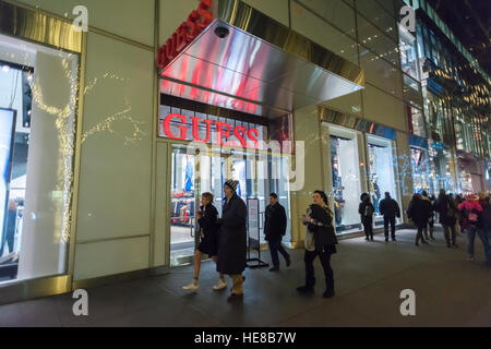 Magasin Guess sur la Cinquième Avenue à Manhattan, à New York le Mardi, Décembre 13, 2016. (© Richard B. Levine) Banque D'Images