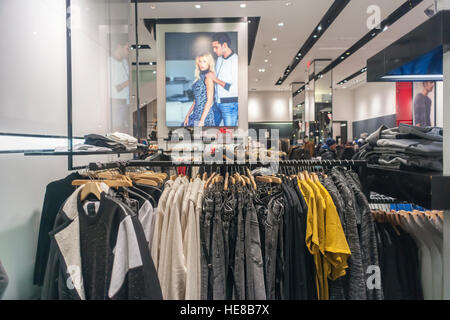 Magasin Guess sur la Cinquième Avenue à Manhattan, à New York le Mardi, Décembre 13, 2016. (© Richard B. Levine) Banque D'Images