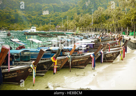 Bateaux de pêcheurs colorés sur la plage en Thaïlande province Banque D'Images