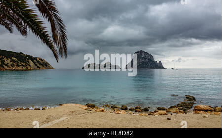 Nuages sur l'île mystérieuse de Es Vedra Banque D'Images