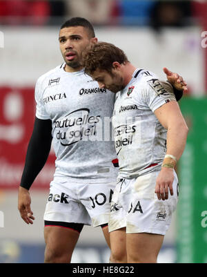 RC Toulon's Leigh Halfpenny est consolé par équipier Bryan Habana après avoir raté un coup de pied pour gagner le match dans les derniers instants au cours de l'European Champions Cup, la piscine à mach trois Parc y Scarlets, Llanelli. Banque D'Images