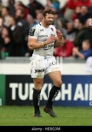 RC Toulon's Leigh Halfpenny réagit après avoir raté un coup de pied dans les derniers moments du jeu pour gagner la partie au cours de l'European Champions Cup, la piscine à mach trois Parc y Scarlets, Llanelli. Banque D'Images