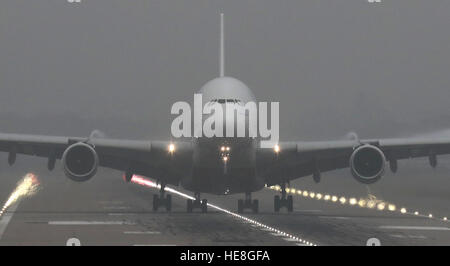 Airbus A380 d'Emirates décolle de l'aéroport de Gatwick à West Sussex, comme un épais brouillard se déplaçant à travers le Royaume-Uni a causé un deuxième jour de voyage mayhem, avec les aéroports de plus d'annulations d'avertissement et de retards de vol. Banque D'Images