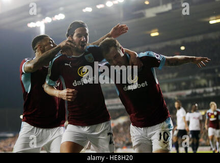 Burnley's Ashley Barnes (à droite) fête marquant son premier but de côtés du jeu avec George Boyd et Andre Gray (à gauche) pendant le premier match de championnat à White Hart Lane, London. Banque D'Images