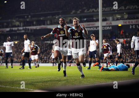 Burnley's Ashley Barnes (à droite) fête marquant son premier but de côtés du jeu avec George Boyd au cours de la Premier League match à White Hart Lane, London. Banque D'Images