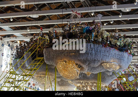 North Adams, USA. 16 Dec, 2016. Avis de 'jusqu'à', une installation de l'artiste Nick Cave au Mass MoCA. Banque D'Images