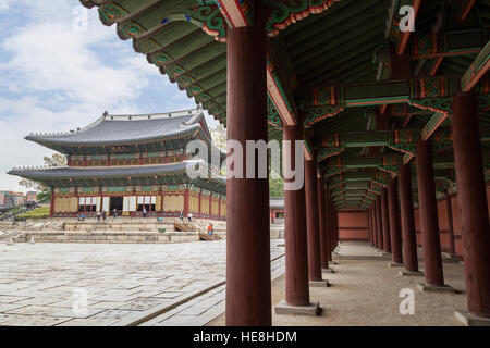 Couloir et Injeongjeon, la salle principale de la palais Changdeokgung à Séoul, Corée du Sud. Banque D'Images