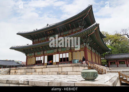 Peu de touristes à l'Injeongjeon, la salle principale de la palais Changdeokgung à Séoul, Corée du Sud. Banque D'Images