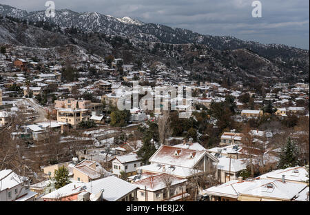 Paysage de montagne d'hiver avec de la neige au village de Kakopetria à montagnes Troodos à Chypre. Banque D'Images