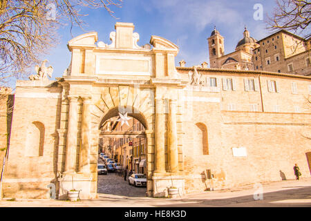 Urbino, une ville médiévale fortifiée dans la région des Marches de l'Italie. Vue de la porte "Porta Valbona' le long de rue 'Via'. Banque D'Images