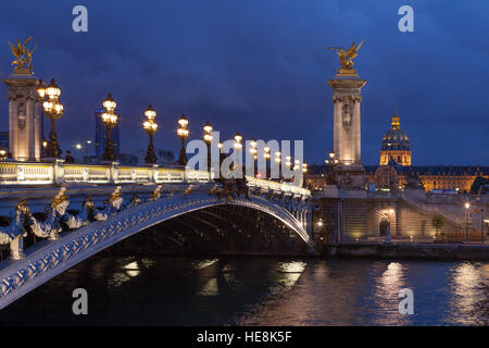 PARIS - JUILLET 13,2014 : le Pont Alexandre III est un pont en arc pont qui enjambe la Seine à Paris Banque D'Images
