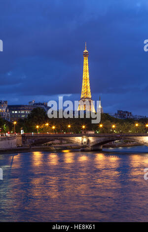 PARIS - le 13 juillet : la Tour Eiffel, vue depuis le Pont Alexandre III, à Paris, France sur juillet 13,2014. Banque D'Images