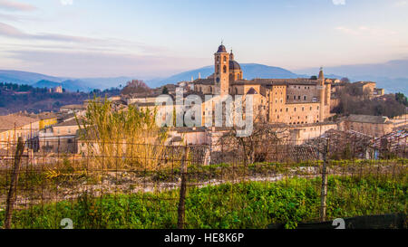 Urbino, une ville fortifiée dans la région des Marches de l'Italie. La cathédrale et le Palais Ducal des bâtiments peut être vu. Banque D'Images