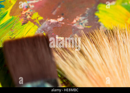 Pinceaux à une palette de peinture Banque D'Images